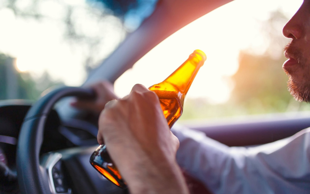 Automobilista Beve Alcol mentre si trova Alla Guida Automobilista Beve Alcol mentre si trova Alla Guida
